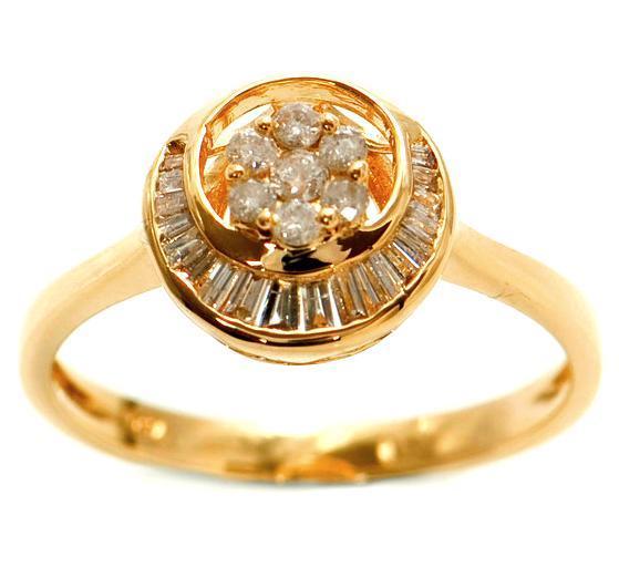 Diamond ring set in 18kt Yellow gold with Baguette's